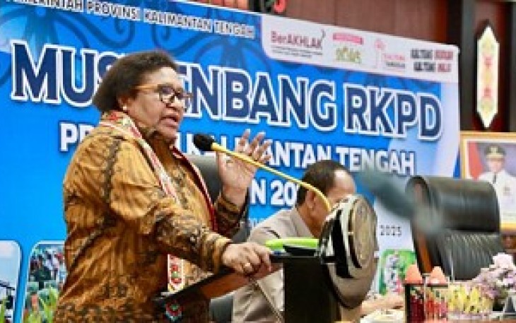 Wamendagri Ribka Haluk saat memberikan arahan pada Musrenbang RKPD Provinsi Kalteng Tahun 2026 di Aula Jayang Tingang, Kantor Gubernur Kalteng, Kota Palangka Raya, Kamis (10/4/2025).