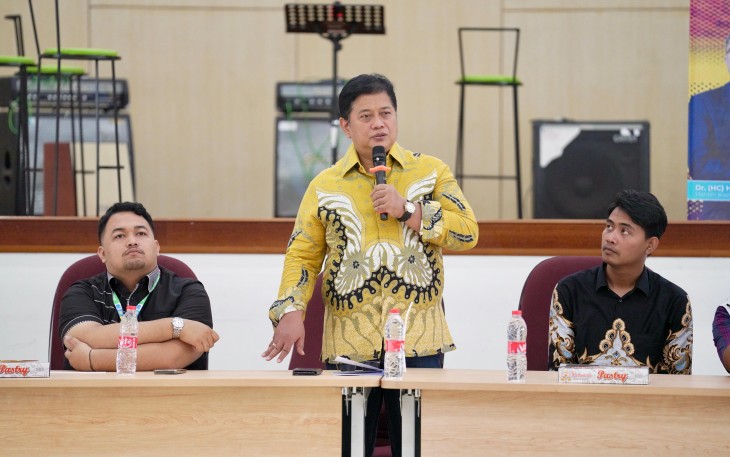 Wakil Menteri Transmigrasi Viva Yoga Mauladi saat memberi materi dalam Latihan Kader Ikatan Pelajar Muhammadiyah (IPM) Tingkat Nasional yang dikemas dalam Parlemen Pelajar 2025, di Depok, 26/4/2025. 