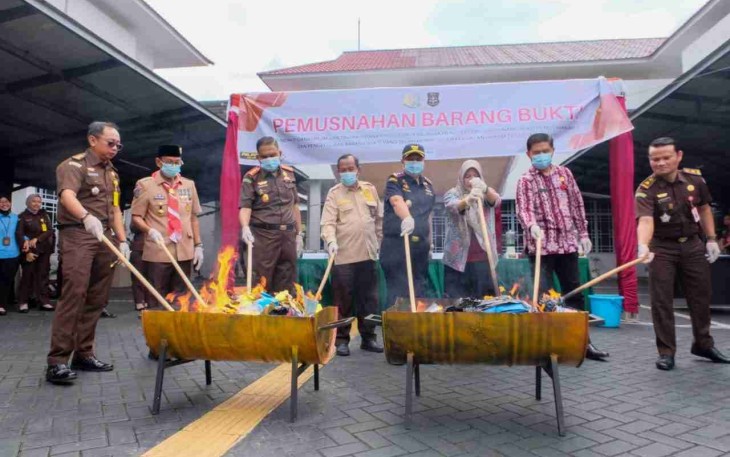 Wakil Wali Kota Tanjungpinang, Raja Ariza, ikut memusnahkan barang bukti bersama Kepala Kejari Rachmad Surya Lubis, Kepala BNN Kota Tanjungpinang Kombes Pol Abdul Hafidz, Staf Ahli Bidang Kemasyarakatan dan SDM Muhammad Yatim, serta jajaran Kejari.