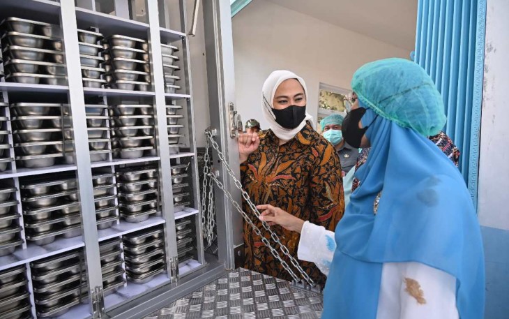 Wakil Ketua Badan Aspirasi Masyarakat DPR RI, Cellica Nurrachadiana, saat meninjau dapur umum untuk program MBG Purwakarta, Jawa Barat, Kamis (13/2/2025).