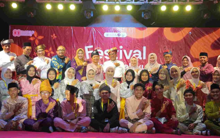 Foto bersama dalam Festival Budaya Melayu 2025 bertema “Satu Melayu, Ragam Pesona Warisan” pada Minggu, 3 Agustus 2025, bertempat di Pelataran Tugu Sirih, Tanjungpinang.