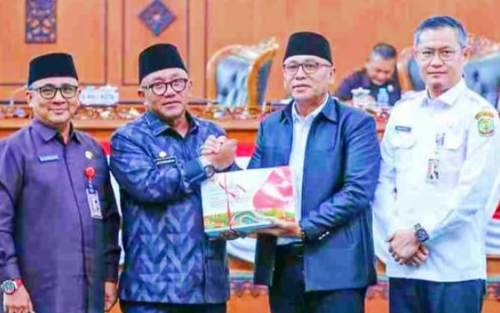 Wali Kota Tanjungpinang saat Serahkan Ranperda LPP APBD Tahun 2024 ke DPRD