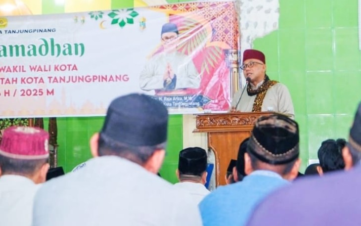 Wali Kota Tanjungpinang, H. Lis Darmansyah, SH, bersama jajaran Pemerintah Daerah bersilaturahmi dengan masyarakat di Masjid Al Amin, Perumahan Hang Tuah Permai, Tanjungpinang, Sabtu (8/3). 
