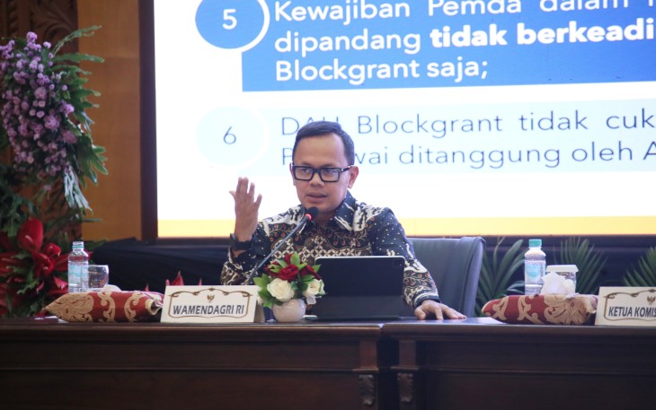 Wamendagri Bima Arya Sugiarto saat mendampingi Kunjungan Kerja Spesifik Komisi II Dewan Perwakilan Rakyat (DPR) Republik Indonesia (RI) di Ruang Rapat Hayam Wuruk, Kantor Gubernur Jawa Timur (Jatim), Kota Surabaya, Jumat (22/8/2025).