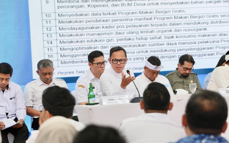 Wamendagri Bima Arya Sugiarto dalam acara Rapat Koordinasi (Rakor) Penyelenggaraan Program MBG di Aula Gedung Sate, Bandung, Jawa Barat (Jabar), Rabu (17/12/2025).