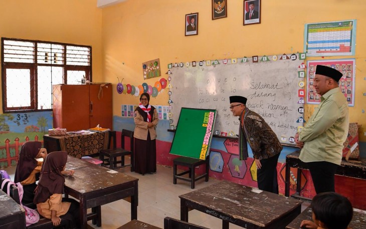 Wamendikdasmen, Atip Latipulhayat, bersama Wakil Ketua Komisi X DPR RI, Lalu Hadrian Irfani, saat melakukan kunjungan kerja ke SD Negeri 1 Pringgarata, Kabupaten Lombok Tengah, pada Rabu (20/8).