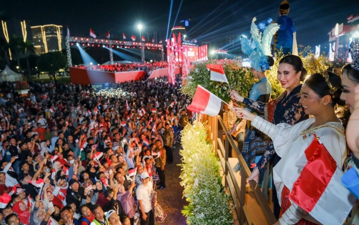 Wakil Menteri Pariwisata Ni Luh Puspa dalam Pesta Rakyat yang menjadi bagian dari rangkaian Karnaval Kemerdekaan ke-80 Republik Indonesia, Minggu malam.