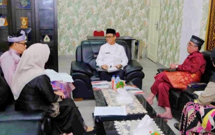 Wawako Raja Ariza saat Pimpin Rapat Pembahasan Merger sekolah dan penanganan siswa baru serta penataan dan pemerataan Layanan Pendidikan