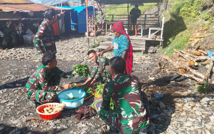 Satgas Yonif 715/Mtl saat Borong Hasil Tani Mama Papua