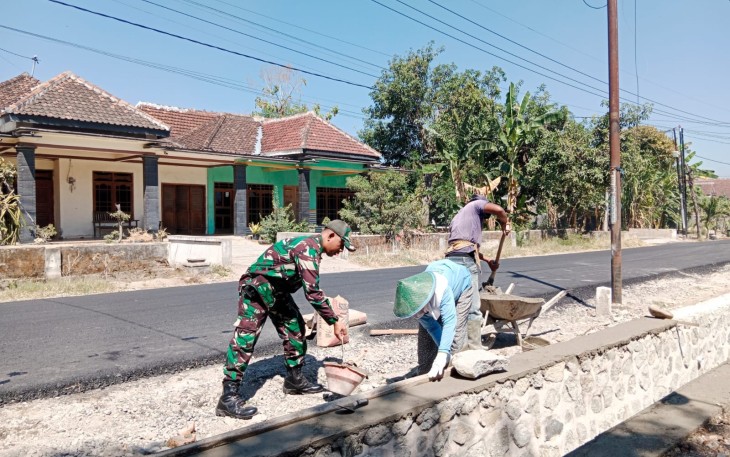 Babinsa Kodim Ponorogo Ikut Kerja Bakti Perbaikan Saluran Irigasi