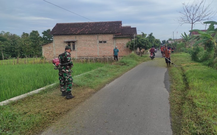 Babinsa Desa Jetis Laksanakan Karya Bakti Pembersihan Jalan