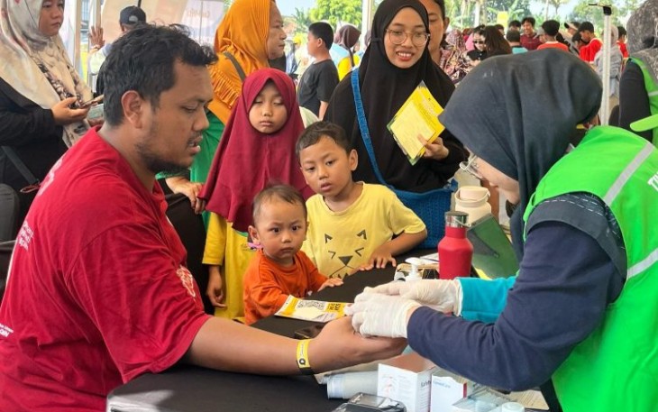 Suasana cek kesehatan gratis di stadion mini Kecamatan Legok, Kabupaten Tangerang, Minggu (27/4)