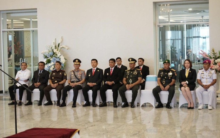 Foto bersama Kasdam XIII Merdeka bersama Gubernur Sulawesi Utara dan unsur Forkompinda pada kegiatan pelantikan dan pengambilan sumpah jabatan Sekda Provinsi Sulawesi Utara.