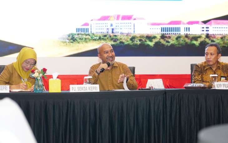 Pj Sekdaprov Kepri Luki Zaiman Prawira saat Pimpin Pembahasan Perhitungan PPh 21 TPP dan Gaji Pegawai
