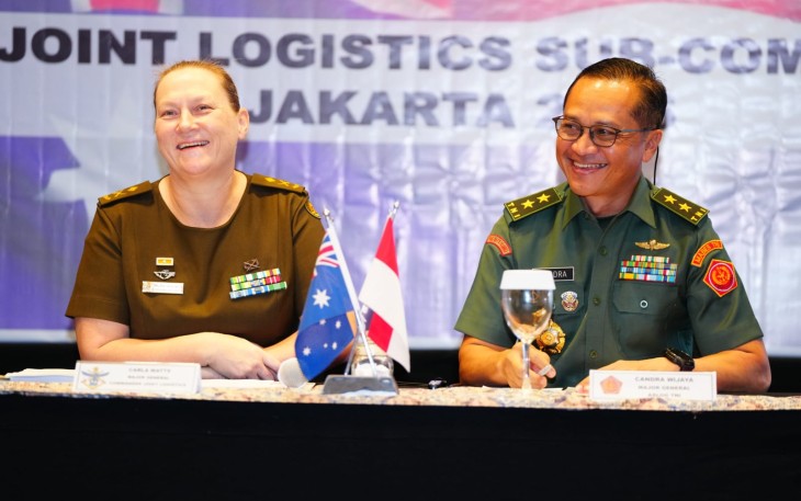 Asisten Logistik (Aslog) Panglima TNI Mayor Jenderal (Mayjen) TNI Candra Wijaya memberikan sambutan selamat datang kepada Commander Joint Logistics (CJLOG) ADF (Australia Defence Force) Major General Carla Watts beserta staf, pada acara Australia-Indonesia Joint Logistics Sub-Committee (AUSINDO JLSC) 2025 di JW Marriot Hotel, Kuningan, Jakarta, Rabu (18/06/2025)