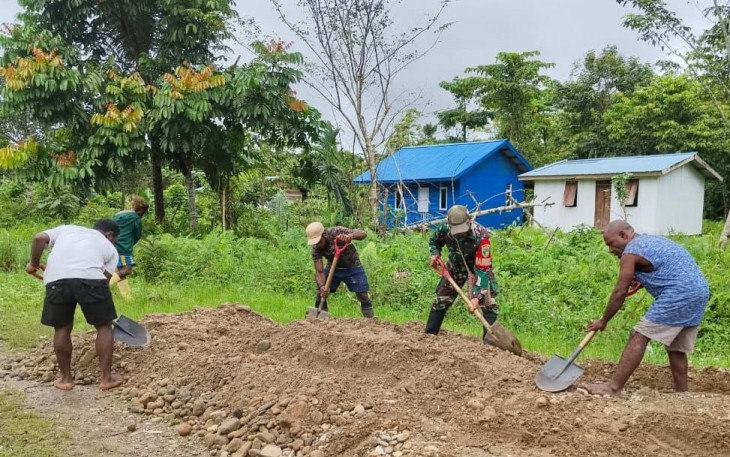 Babinsa Koramil 1710-06/Agimuga Ajak Warga Gotong Royong Timbun Jalan Rusak