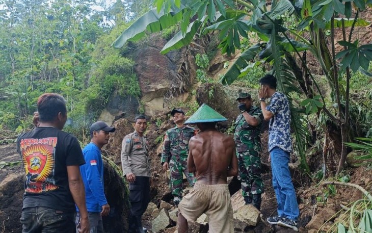 Kolaborasi 3 Pilar Sigap Atasi Bencana Longsor Yang Menutup Akses Jalan Dusun di Wilayah Tegalombo