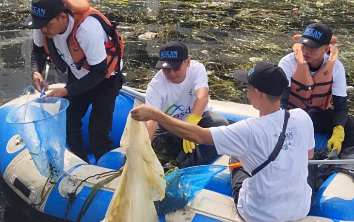 Pengambilan limbah tekstil dalam Hari Peduli Sampah 2025 