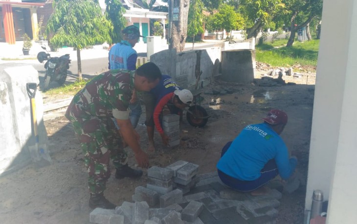 Babinsa Kodim Ponorogo Bantu Warga Pasang Paving