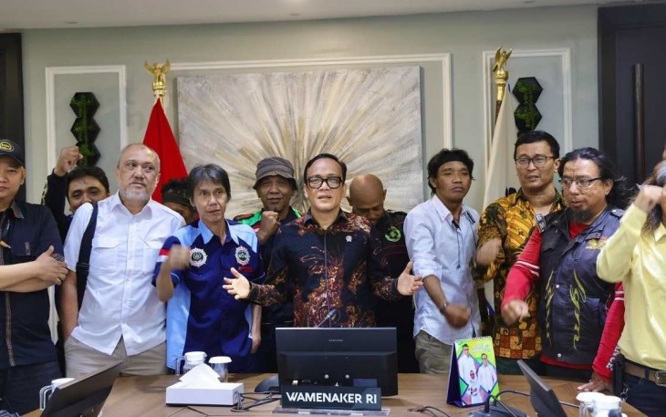 Wamenaker Immanuel Ebenezer Gerungan foto bersama SPPOB di Jakarta, Jum'at (3/1/25)