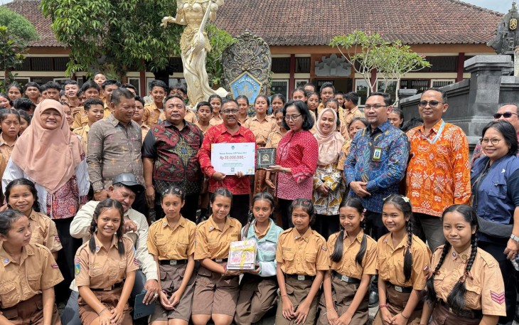 Sebagai respons cepat, Kementerian Pendidikan Dasar dan Menengah (Kemendikdasmen) menyalurkan bantuan kepada dua satuan pendidikan di Kabupaten Karangasem, Bali, yang terdampak bencana. Bantuan diberikan pada saat Kemendikdasmen mendampingi kegiatan kunjungan kerja Komisi X DPR RI ke Kabupaten Karangasem