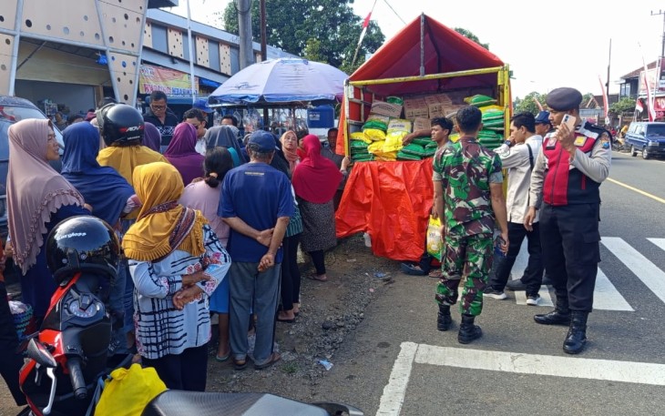 Babinsa Koramil 0801/11 Donorojo Lakukan Pendamping Gerakan Pangan Murah