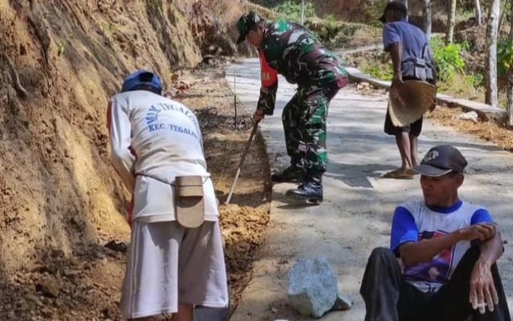 Babinsa Koramil 0801/04 Tegalombo Gotong Royong Perbaiki Jalan