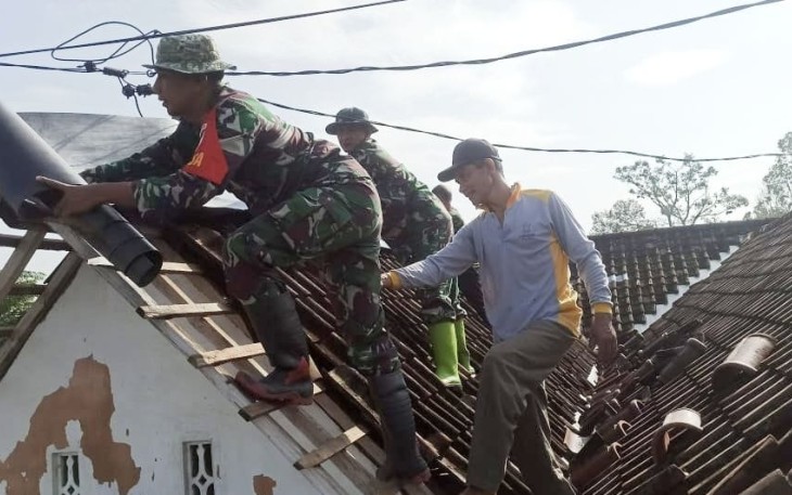 Koramil 0803/07 Kare Gelar Karya Bakti dalam Menanggulangi Musibah Bencana Alam