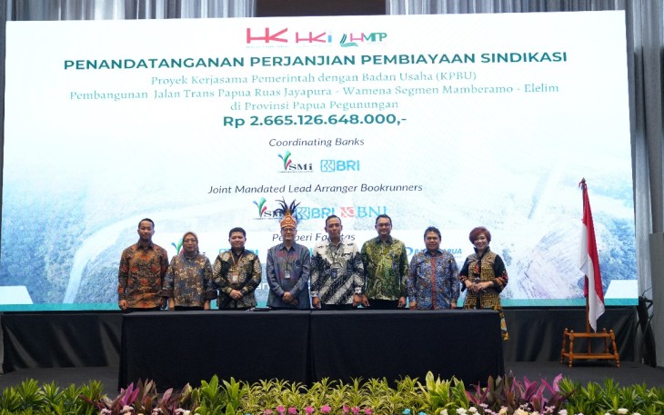 Penandatanganan Perjanjian Pembiayaan Sindikasi Proyek Kerjasama Pemerintah dengan Badan Usaha (KPBU) Pembangunan Jalan Trans Papua Ruas Jayapura -Wamena Segmen Mamberamo-Elelim di Provinsi Pegunungan pada Senin (30/12) di Ballroom Gedung HK Tower, Jakarta.