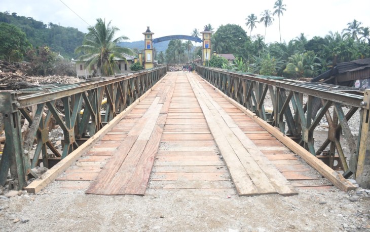 Yonzipur I/DD Rampungkan Pemasangan Jembatan Bailey di Anggoli