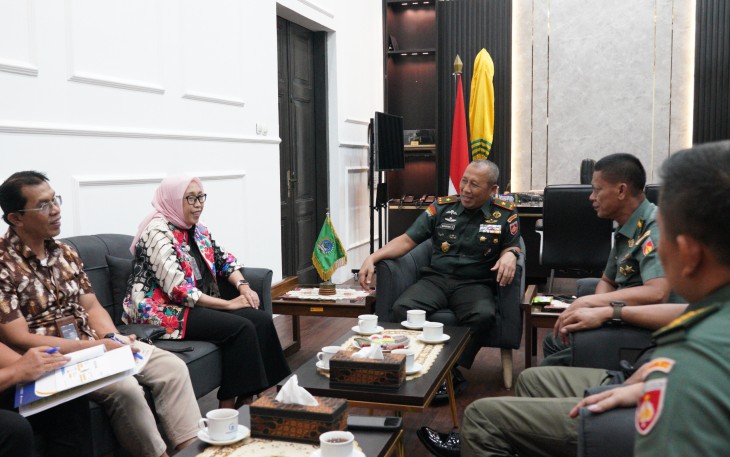 Danrem 072/Pamungkas, Brigjen TNI Bambang Sujarwo, S.H., M.Sos., M.M., saat menerima kunjungan audiensi dari Pimpinan Bulog Wilayah Yogyakarta, Ninik Setiyowati bertempat di ruang kerja Danrem 072/Pamungkas, Jl. Reksobayan No. 4, Ngupasan, Gondomanan, Yogyakarta. Kamis (2/1/2025).