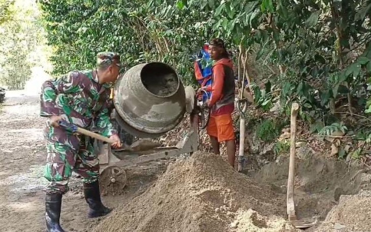 Babinsa Koramil 0801/11 Donorojo Bangun Talud.