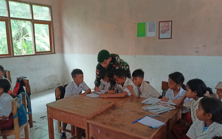 Satgas Pos Motamasin Ajarkan Matematika kepada Siswa SDN Metamauk