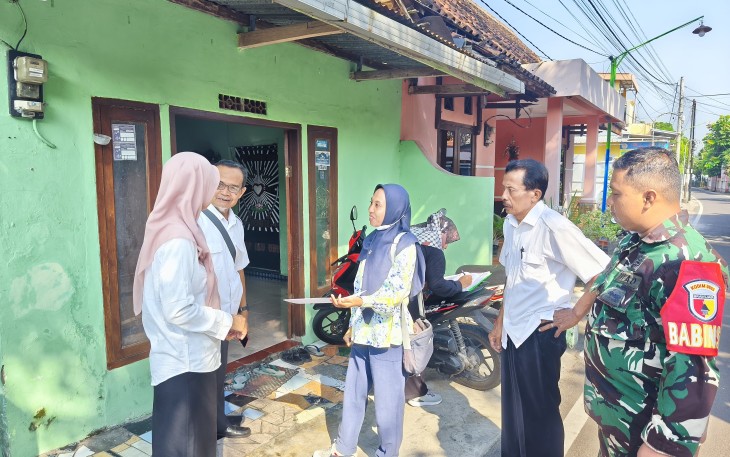 Babinsa Kelurahan Josenan Mendampingi Survei dan Pendataan Penerima Bantuan Renovasi RTLH