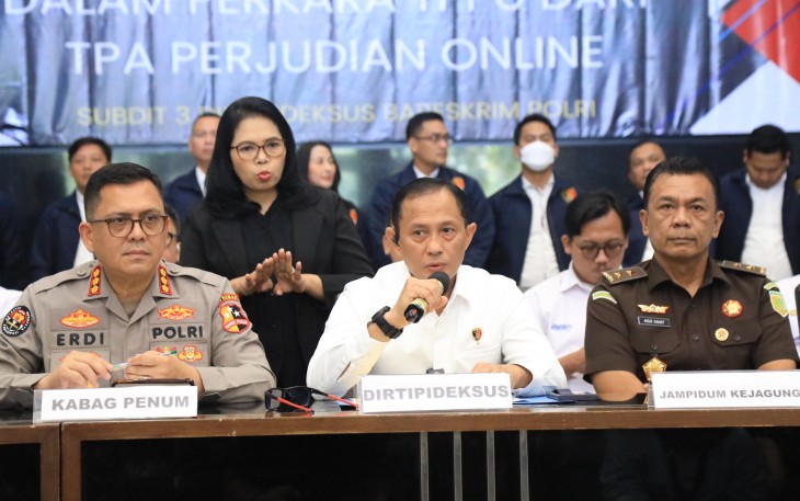 Dirtipideksus Bareskrim Polri BJP Helfi Assegaf saat konferensi pers pada Senin, 6 Januari 2025.