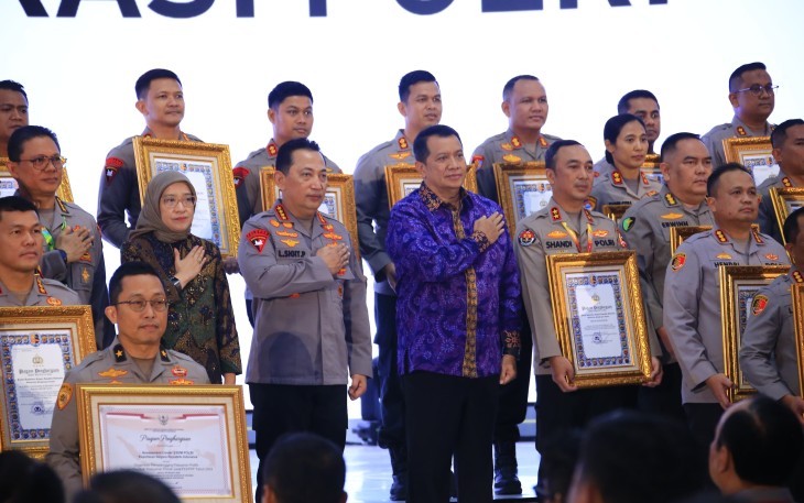 Divisi Humas Polri meraih penghargaan Pembangunan Zona Intregitas dengan predikat WBK. Kapolri Jenderal Polisi Drs. Listyo Sigit Prabowo memberikan langsung penghargaan itu kepada Kadivhumas Irjen Pol. Sandi Nugroho