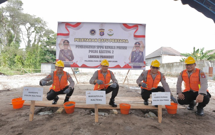 Wakapolda Kalimantan Tengah, Brigjen Pol Dr. Rakhmad Setyadi, melakukan peletakan batu pertama pembangunan Sentra Penyediaan Pangan Gratis (SPPG) tahap II di Kelurahan Langkai, Kota Palangka Raya, Rabu (18/9/2025)