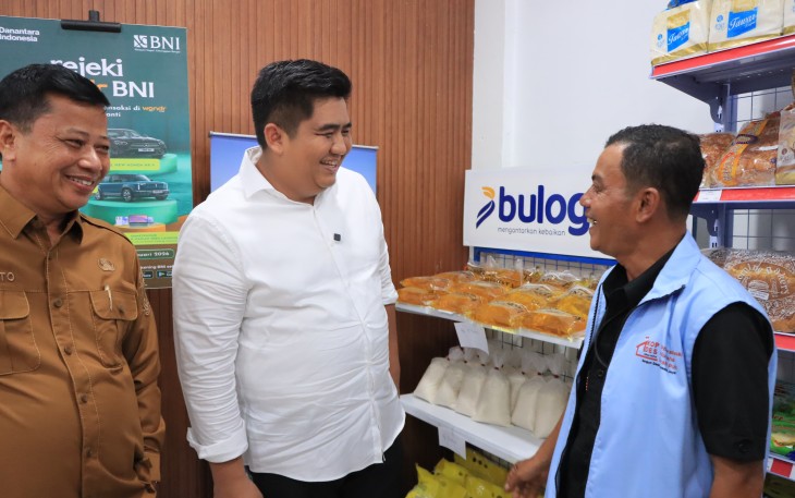 Bupati Bintan Roby Kurniawan bersama Ketua Koperasi Merah Putih Desa Kwalasempang Kec Srikwala Lobom Bintan