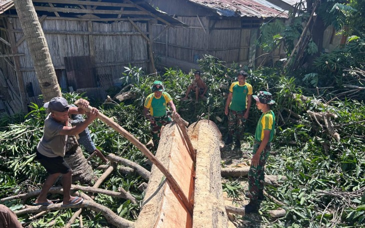 Satgas Pamtas Pos Haslot Membantu Masyarakat Siapkan Material Rumah Adat