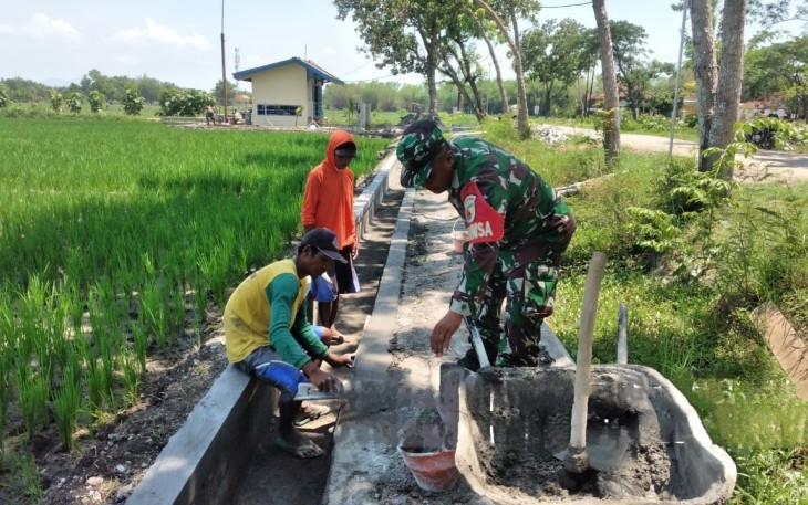 Babinsa Koramil 0803-03/Balerejo Bersama Masyarakat Kerjabakti Perbaiki Saluran Irigasi.