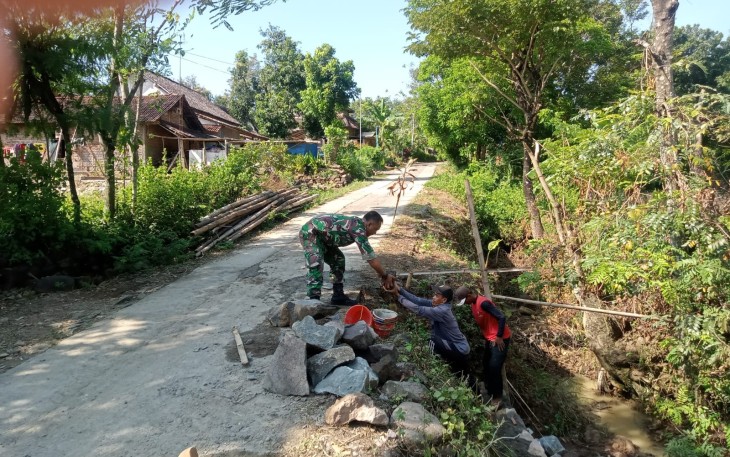 Kebersamaan Babinsa Koramil Kendal Bersama Warga Gotong Royong Bangun Talud