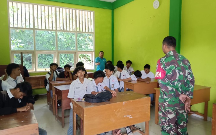 Bintara Pembina Desa (Babinsa) Koramil 0801/03 Arjosari Serda Feby memberikan Wawasan Kebangsaan (Wasbang) kepada siswa-siswi SMK Kikil Arjosari, berlokasi Di Desa Arjosari, Kecamatan Arjosari, Kabupaten Pacitan, Senin (03/03/2025)