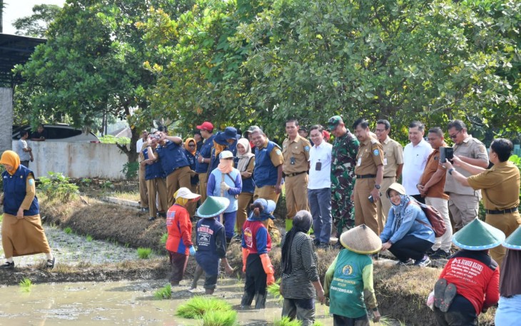 Komandan Kodim 0802/Ponorogo Letkol Inf Dwi Soerjono hari ini melakukan pendampingan Direktur Jenderal (Dirjen) Tanaman Pangan Kementan DR Yudi Sastro SPMP yang melakukan Kujungan Kerja di wilayah Kabupaten Ponorogo, Selasa (04/03/2025)