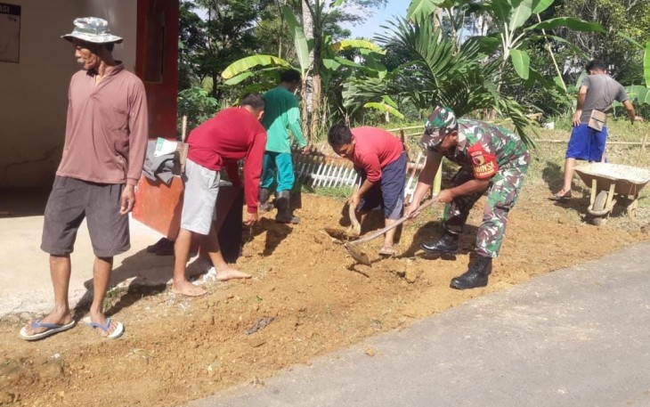 Babinsa Koramil 0801/05 Nawangan Kerja Bakti Bersihkan Lingkungan