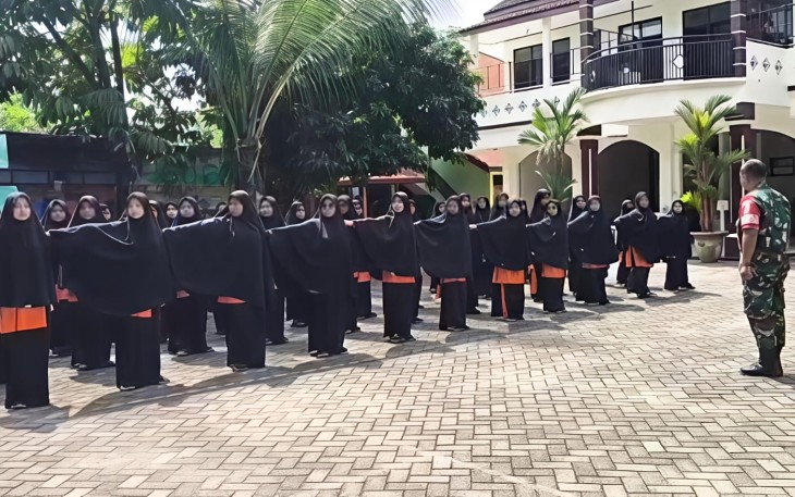 Babinsa Kelurahan Mojorejo, memberikan pembekalan Latihan Dasar Kepemimpinan (LDK) kepada para siswa SMP Muhammadiyah Madiun, di Kelurahan Mojorejo, Kecamatan Taman, Kota Madiun, Kamis (4/12).