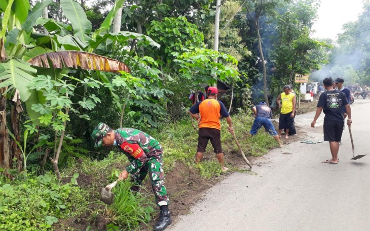 Babinsa Kodim Ponorogo Bersama Warga Pembersihan Jalan Desa