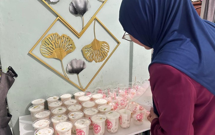  Mahasiswa Manajemen Universitas Ciputra Makassar Tingkatkan Popularitas Es Candu Melalui Strategi Digital
