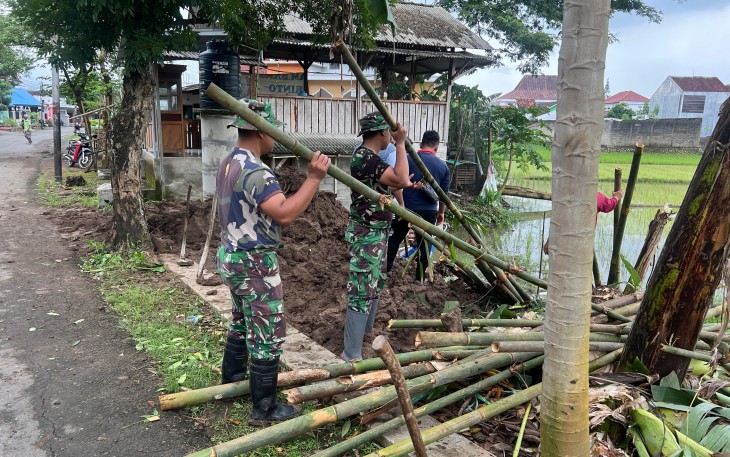 Babinsa Koramil 0801/01 Pacitan Bantu Warga Pembuatan Pagar Bambu
