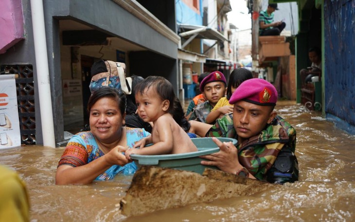 TNI AL Terjunkan Prajuritnya Untuk Evakuasi Warga Terdampak Banjir di Wilayah Jabodetabek 