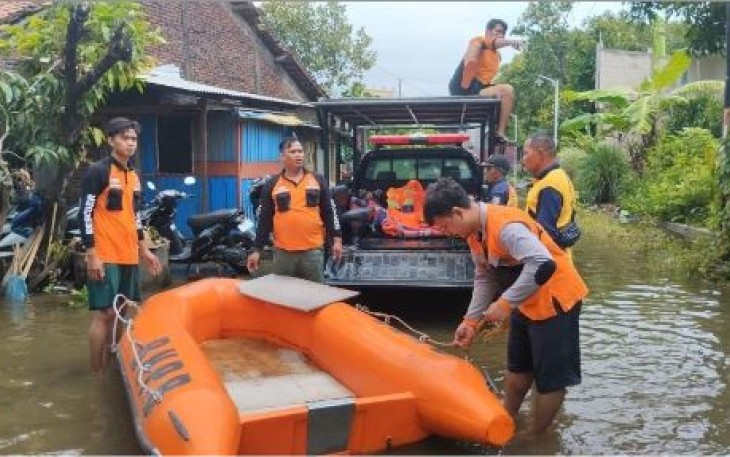 Tim BPBD Kabupaten Demak melakukan pendataan dan penanganan banjir, di wilayah Kabupaten Demak, pada Selasa (4/2). Sumber foto: BPBD Kabupaten Demak